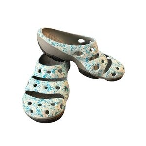 Keen Yogui Arts Clog in Hawaiian Floral Print. Women’s Size 6 in EUC